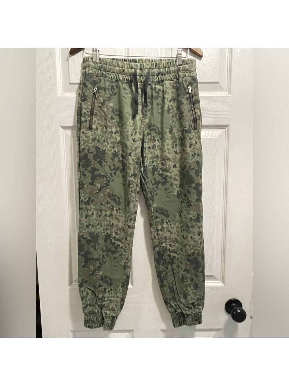Aritzia TNA Joggers Jogger Pants army green Camo Size 4